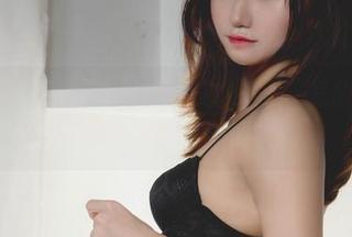 分享一下Kuuko W黑丝的原图，怎么说呢，就是一种难以忽视的存在。